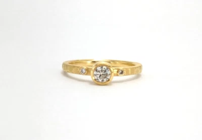 DJT 18K Yellow Gold Bezel Set .30ct Diamond Hammered Ring P515-Fox1308 - Image 1 of 4