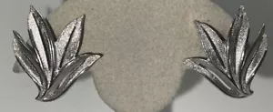 Pendientes con clip vintage firmados en tono plateado Trifari YL-8 - Imagen 1 de 9