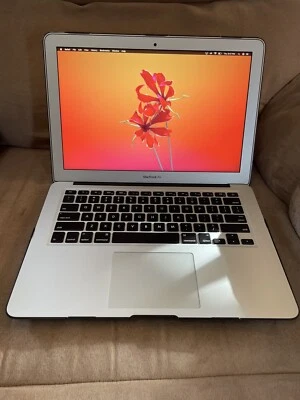 Portátil Apple MacBook Air 13" (128GB SSD, Intel Core i5, 1.6GHz, 4GB RAM) -... Foto 1 de 3
