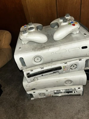Lote de 4 consolas Microsoft Xbox 360 sin probar, solo para piezas/reparación Foto 1 de 3