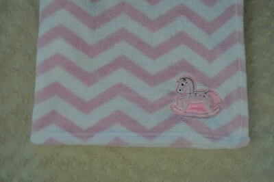 RN 119741 Manta Bebé Caballo Mecedor Rosa Blanco Chevron Zig Zag Rayas Lovey Foto 1 de 4