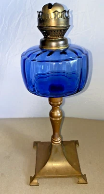 ANTIGUA LÁMPARA DE ACEITE DECO ESTILO ARTESANÍAS COLUMNA DE LATÓN FUENTE ACANALADA AZUL Foto 1 de 4