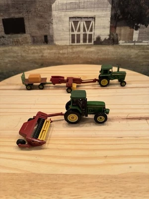 Lote de 5 tractores e implementos de juguete agrícolas Ertl John Deere y New Holland escala 1/64 Foto 1 de 4