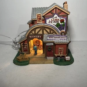 BODEGA DE CORCHO Y BARRIL Lemax Iluminada Casa de Pueblo de Navidad 35588 2013 Retirada - Imagen 1 de 7