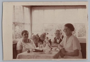Personas tomando café y pastel - Foto antigua años 20 - Imagen 1 de 2