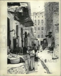1964 Press Photo Children in front of baskets at a bazaar street in Hadhramaut - Picture 1 of 2