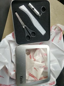 SET REGALO UOMO KEVIN PORTACHIAVI FORBICE E RIGHELLO IN METALLO, IDEA REGALO - Foto 1 di 3