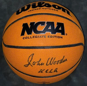 John Wooden "UCLA Legend HOF 11x NCAA Champs" Wilson Basketball Ball BAS BECKETT - Picture 1 of 5