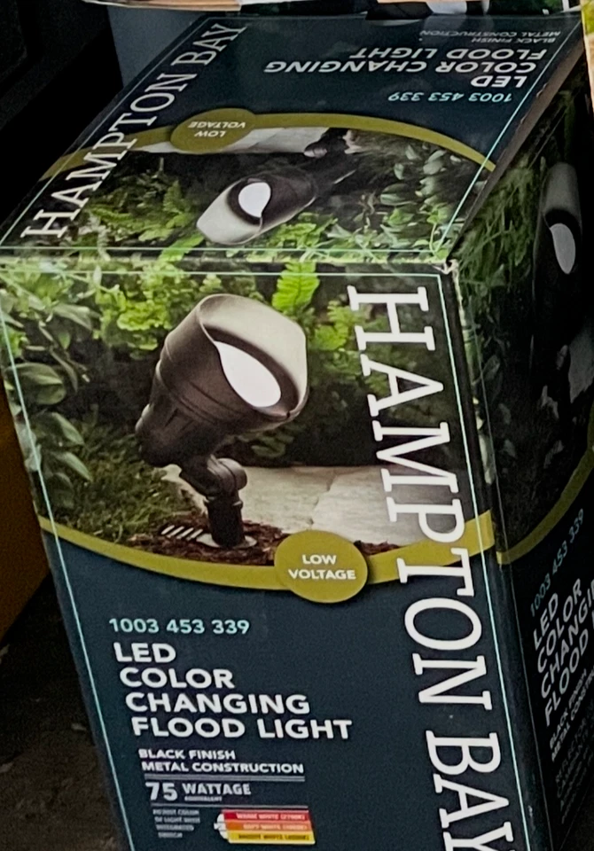 Luz de inundación negra de bajo voltaje Hampton Bay 15 W luz blanca ajustable 1003453339 Foto 1 de 1