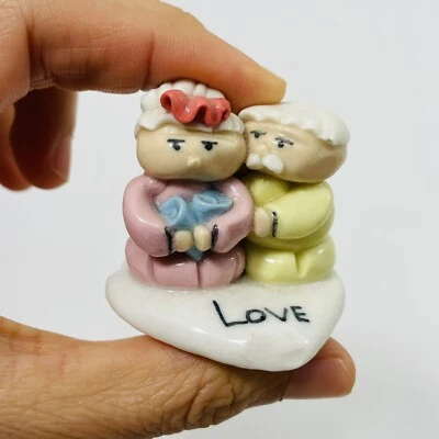 Antigua Figura Pareja de Ancianos Abuelo Padre Aniversario Amor Corazón Arcilla Mini Foto 1 de 4
