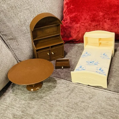Lote De Colección Pedigrí Matilda Muñeca Casa de Muñecas Muebles Años 70 Cama Gabinete Mesa * Foto 1 de 4