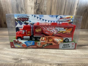 Disney Pixar World of Cars Lightning McQueen #95 Mack Hauler - Nuevo en caja - Imagen 1 de 7