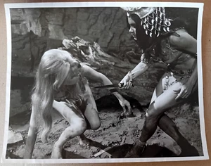 ORIGINAL PRESS PHOTO ONE MILLION YEARS BC Martine Beswick, Raquel Welch - Imagen 1 de 1
