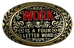 Fibbia cintura umoristica LAVORO E' UNA PAROLA DI QUATTRO LETTERE ottone Aminco vintage 1980 - Foto 1 di 12