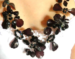 COLLIER FABRICATION ARTISANALE MOTIFS DE FLEURS NOIRES    - Picture 1 of 3