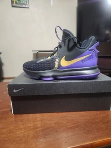 LeBron Witness V - Picture 1 of 5