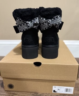 Nuevo en caja Mujer UGG Talla 8 Clásico Mini Maxi Bota Rizada Plataforma Negro Foto 1 de 4