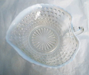 VINTAGE OPALISIERENDE KOCHNAGEL MONDSTEIN GLAS BONBONIERE BON HERZFORM    - Bild 1 von 3