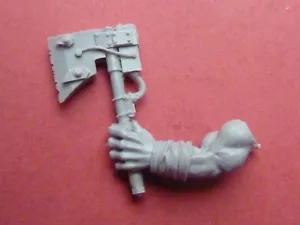 FORGEWORLD ORKOS WARBIKER BRAZO IZQUIERDO Y HACHA - Bits 40K - Imagen 1 de 1