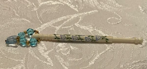 Vintage Archer bone lace bobbin: twisting blue outlined harebells with spangle - Picture 1 of 1