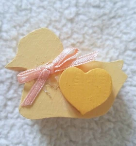 Decoración de estante de madera pintado a mano hecha a mano ~ Pato con corazón + arco ~ Color amarillo - Imagen 1 de 3