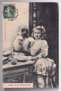 *** Fantaisie _ Bébé a sa Toilette (Fillette) *** CPA 1907 - Picture 1 of 2