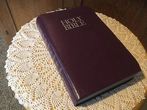 Biblia púrpura NVI usada. Encuadernación plateada. Sin nombres ni escritura. - Imagen 1 de 7