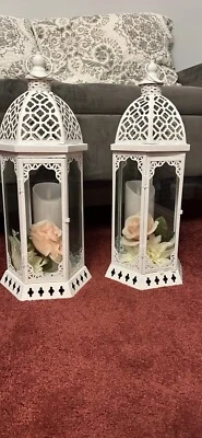 Linternas blancas grandes vintage cantidad 2 forma hexagonal - 20”x9” - velas se venden por separado Foto 1 de 4