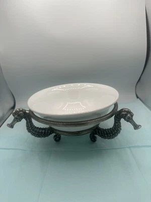 Pier 1 tigela de estanho cavalo-marinho com suporte para servir jantar náutico raro aposentado - Imagem 1 de 4