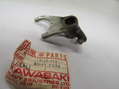 Garfo de câmbio Kawasaki 4ª parte superior 77-79 KE250 13140-078 GENUÍNO NOVO NA CAIXA - Imagem 1 de 4