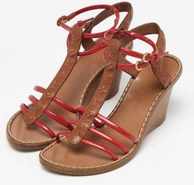 6 Louis Vuitton, marrón rojo con monograma y estampado charol correa en T cuña Foto 1 de 3