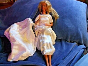 VINTAGE BRIDAL BARBIE 1976 MATTEL, INC. MADE W.- GERMANY 46 CM ABITO SPOSA RARA  - Foto 1 di 12