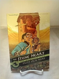 The Stone Heart: The Nameless City Paperback Faith Erin Hicks New - Foto 1 di 2
