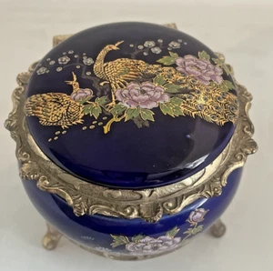 Sankyo Japan Pavone Blu Cobalto Smalto Porcellana Trinket Music Box Vintage - Foto 1 di 8