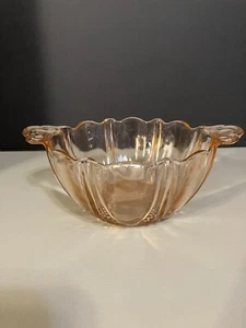Cuenco de vidrio Anchor Hocking Pink Depression con 2 asas - patrón de ostras y perlas - Imagen 1 de 6