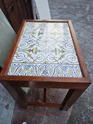 Mesa auxiliar vintage moderna de mediados de siglo con azulejo inglés recuperado CON HISTORIA  Foto 1 de 4