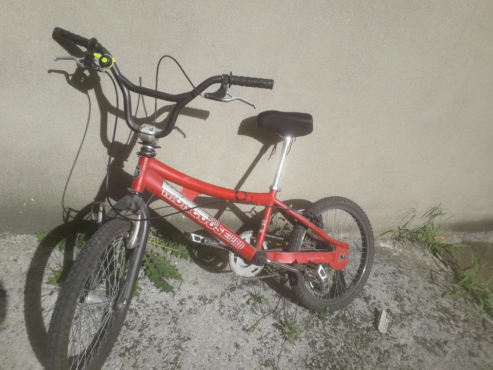  BMX rouge vintage Mongoose bon état, avec pegs - Photo 1/4