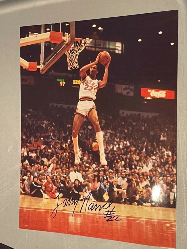 Foto assinada por LARRY NANCE LEVELAND CAVS 8x10 NCAA SLAM Dunk - Imagem 1 de 1