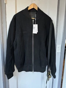 NUEVA CON ETIQUETAS HELMUT LANG CHAQUETA BOMBARDERO LANA NEGRA PARA HOMBRE CON DISEÑO MEDIO MRSP $695 - Imagen 1 de 11