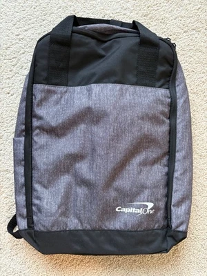 Mochila Ligera para Portátil - Tela Gris con Logo Capital One Correas para los Hombros Foto 1 de 4