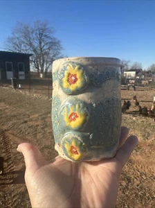 Taza de cerámica de estudio de arte lanzada a mano firmada proverbios fechados floral azul amarillo 16 oz - Imagen 1 de 17