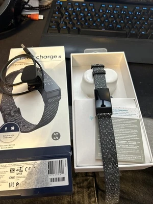 Fitbit charge 4 schwarz - Bild 1 von 2