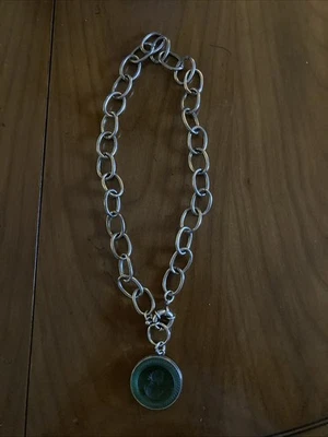 镀银链式颈饰带翡翠绿色玻璃吊坠 — 第 1/4 张图片