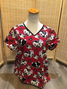 Scrubs Scrub Top Cartoon Disney Mickey and Minnie Mouse in Love Large L (H65) - Picture 1 of 8