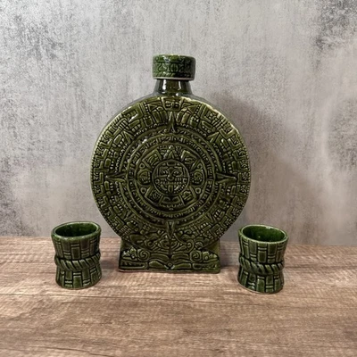 De colección MCM Mid Century Verde Azteca Redonda Cerámica Dios del Sol Decantador 2 Vasos de Chupito Foto 1 de 4