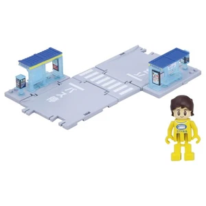 TAKARA TOMY TOMICA WORLD Building Tomica Town Bus Stop with Passenger - Picture 1 of 9