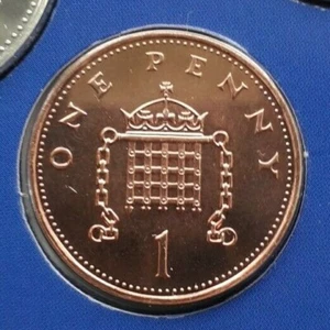 2005 BU 1p EINE PENCE MÜNZE UNZIRKULIERT UK BUNC AUS EINEM KÖNIGLICHEN NEUWERTIG VERSIEGELTEN SET - Bild 1 von 2