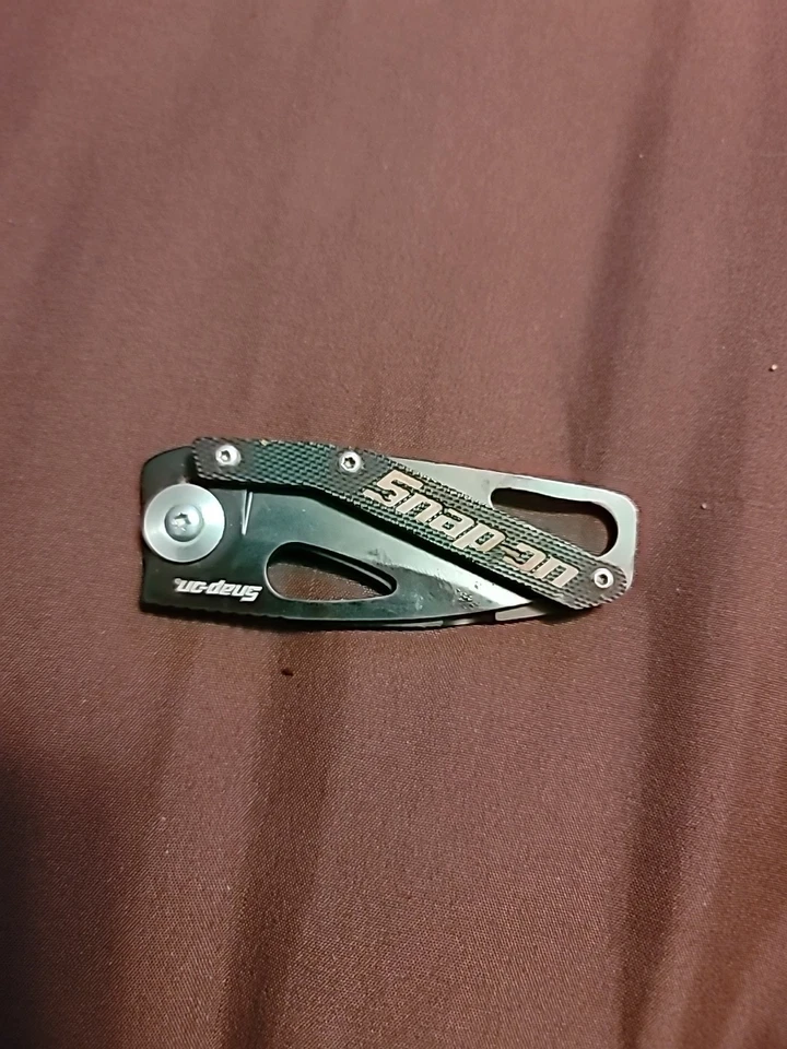 Navaja de bolsillo plegable a presión  Foto 1 de 3