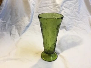 Jarrón de mesa de vidrio verde con patas en relieve de uva - Imagen 1 de 4