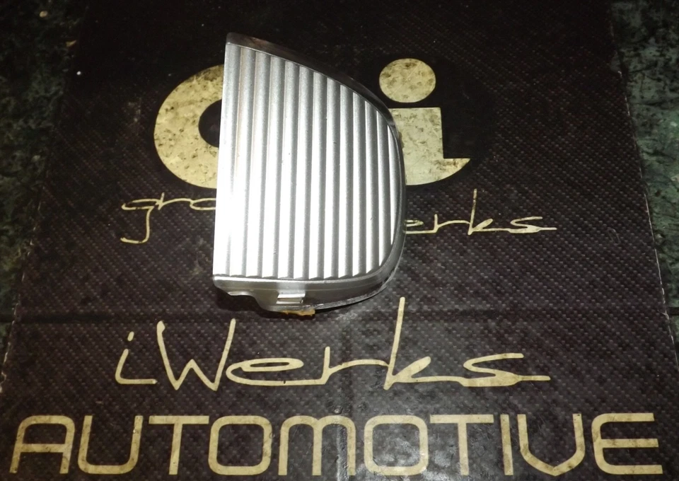 97-01 USDM OEM Infiniti Q45 delantero lado del conductor luz antiniebla perno cubierta moldura L Foto 1 de 4